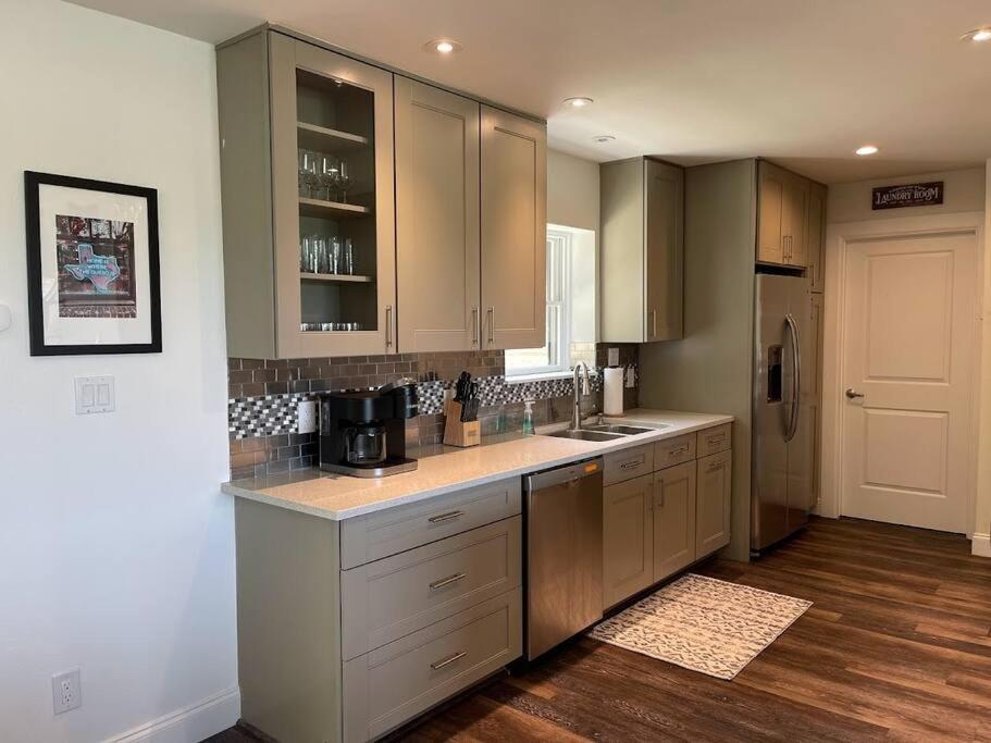 Lakeview Bungalow-Access To Lake, Pool, Gym, &Park Lago Vista Bagian luar foto